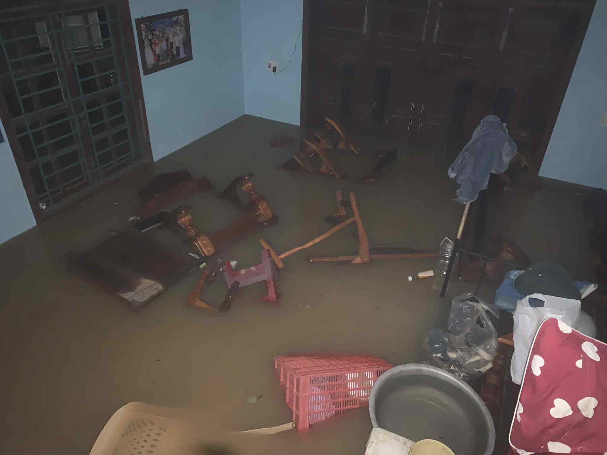 Nắng lên, hàng chục ngàn nhà dân ở Đà Nẵng vẫn ngập sâu trong lũ lịch sử - Ảnh 4