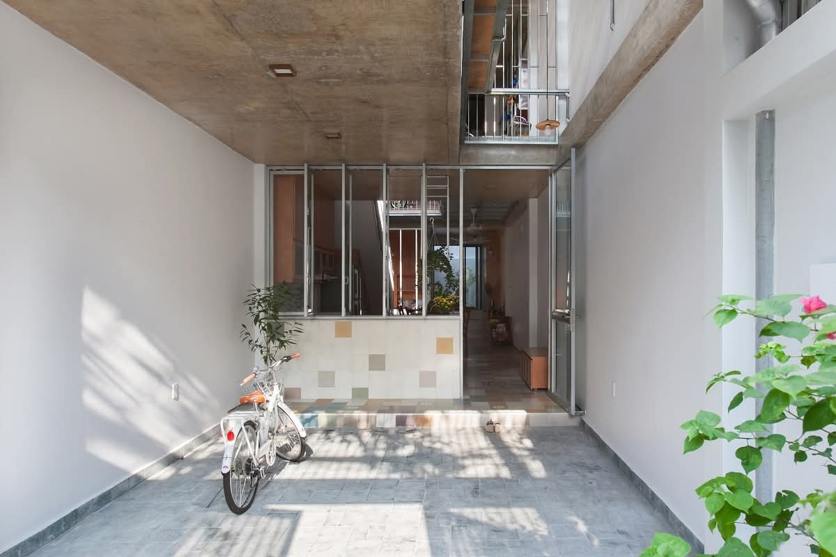 Nhà phố 280m2 sử dụng khoảng thông tầng để làm thoáng - Ảnh 1