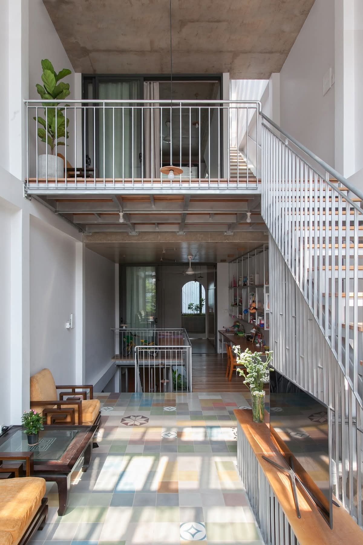Nhà phố 280m2 sử dụng khoảng thông tầng để làm thoáng - Ảnh 4