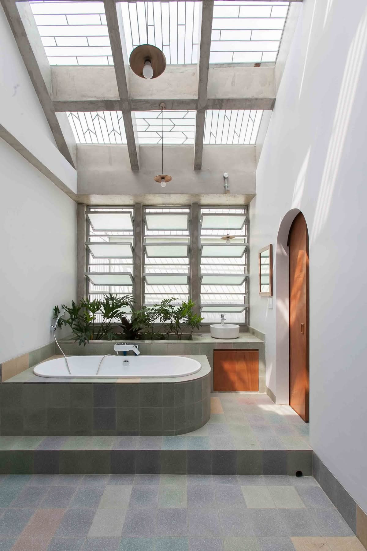 Nhà phố 280m2 sử dụng khoảng thông tầng để làm thoáng - Ảnh 9