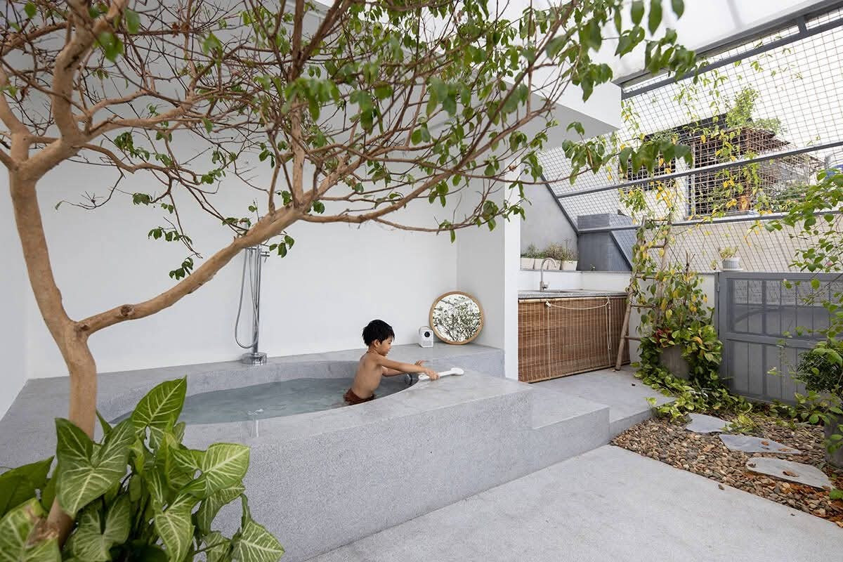 Cầu thang và sân chơi trẻ em thú vị trong nhà ống diện tích nhỏ - Ảnh 9