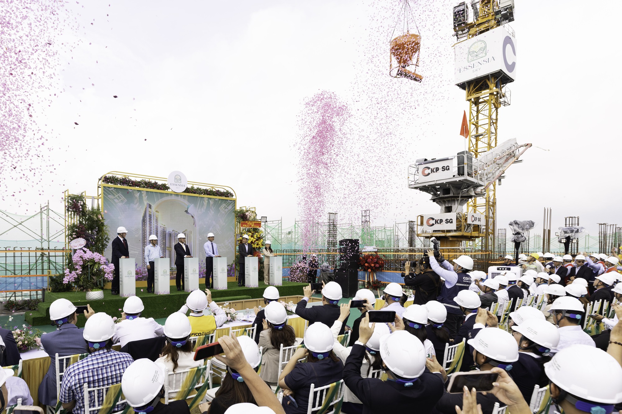 Phú Long cất nóc tháp đôi căn hộ Essensia Sky - Ảnh 1