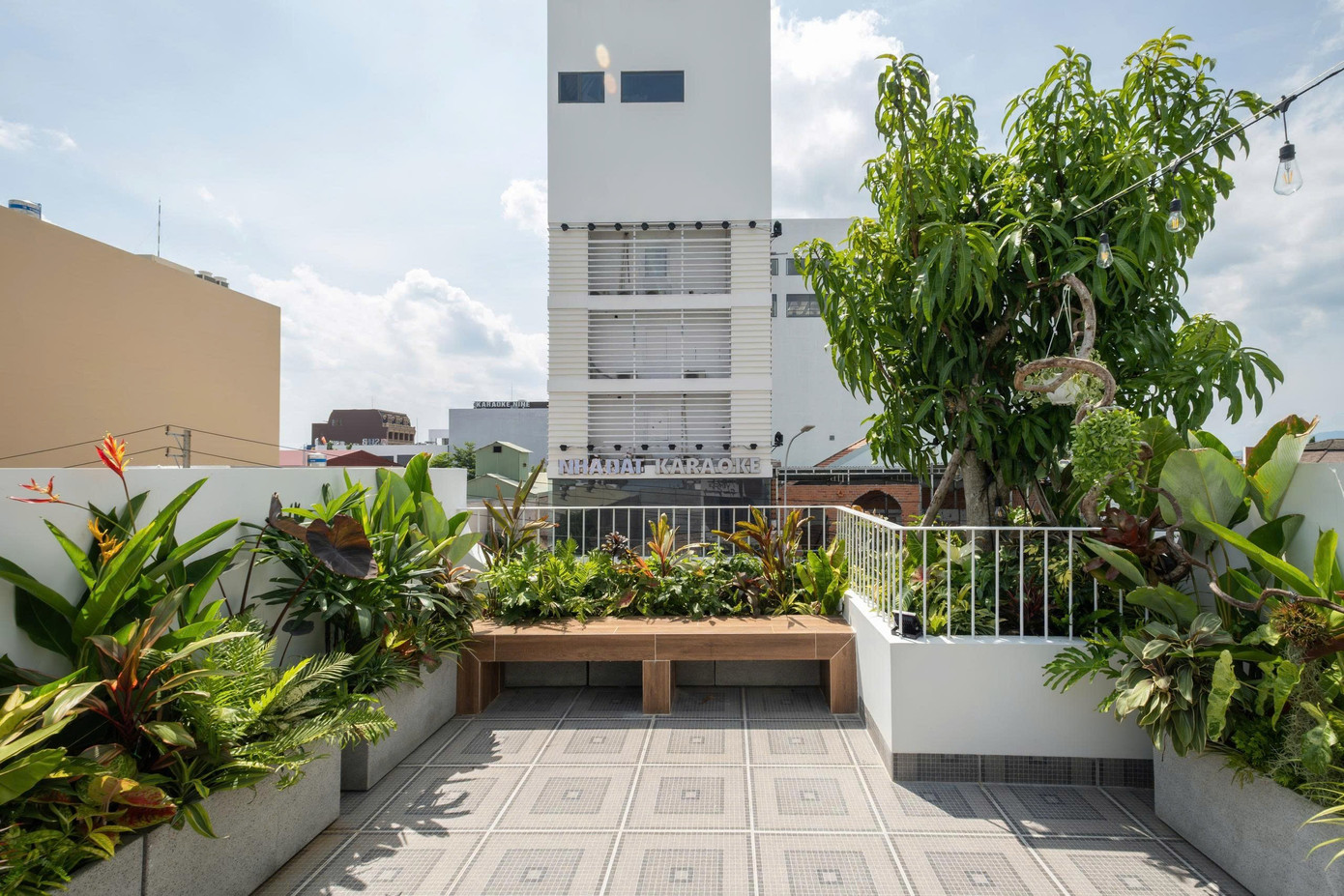 Nhà phố 2 tầng chuyển đổi chức năng với tông màu thanh lịch dễ chịu - Ảnh 20