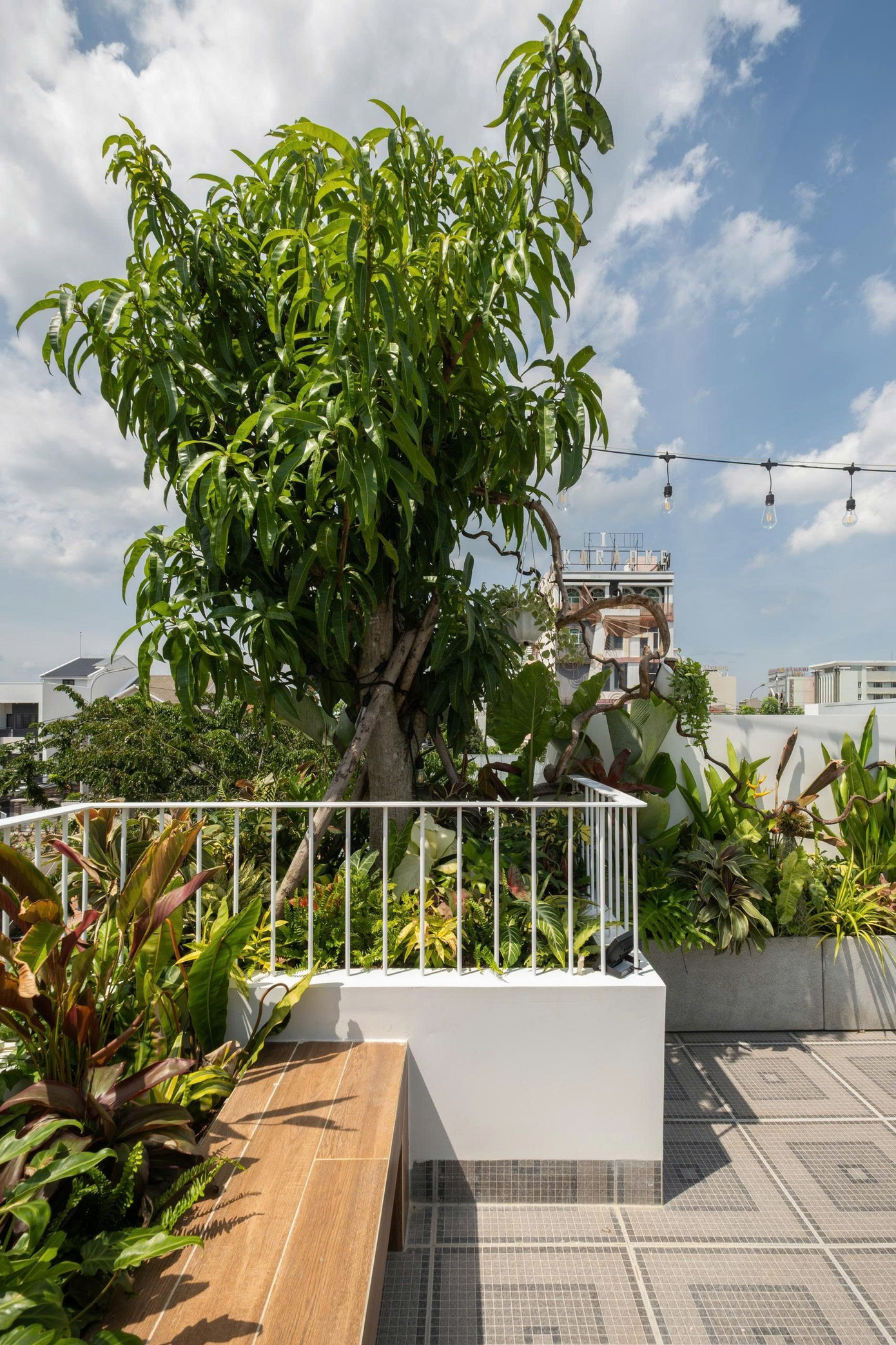 Nhà phố 2 tầng chuyển đổi chức năng với tông màu thanh lịch dễ chịu - Ảnh 23