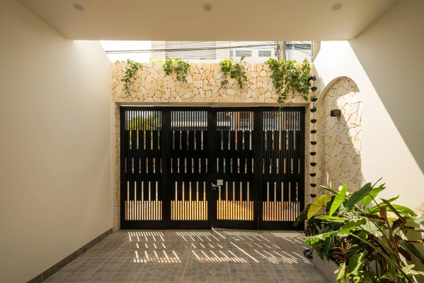 Nhà phố 2 tầng chuyển đổi chức năng với tông màu thanh lịch dễ chịu - Ảnh 2