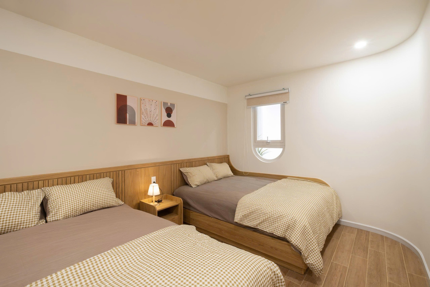 Nhà phố 2 tầng chuyển đổi chức năng với tông màu thanh lịch dễ chịu - Ảnh 12