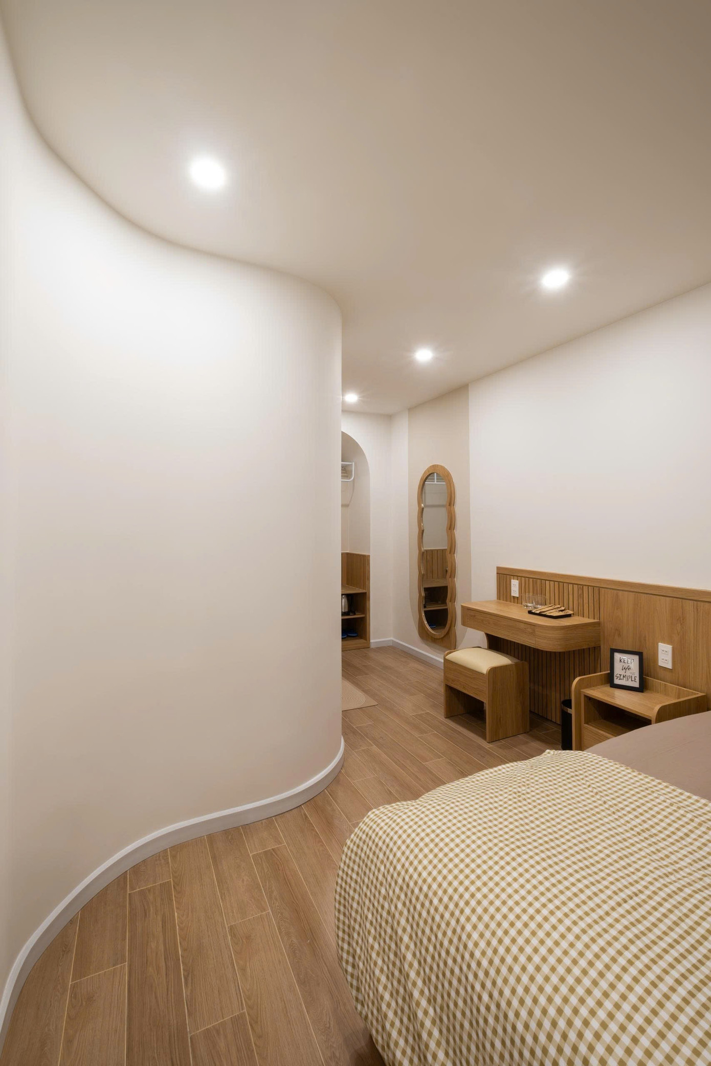 Nhà phố 2 tầng chuyển đổi chức năng với tông màu thanh lịch dễ chịu - Ảnh 13