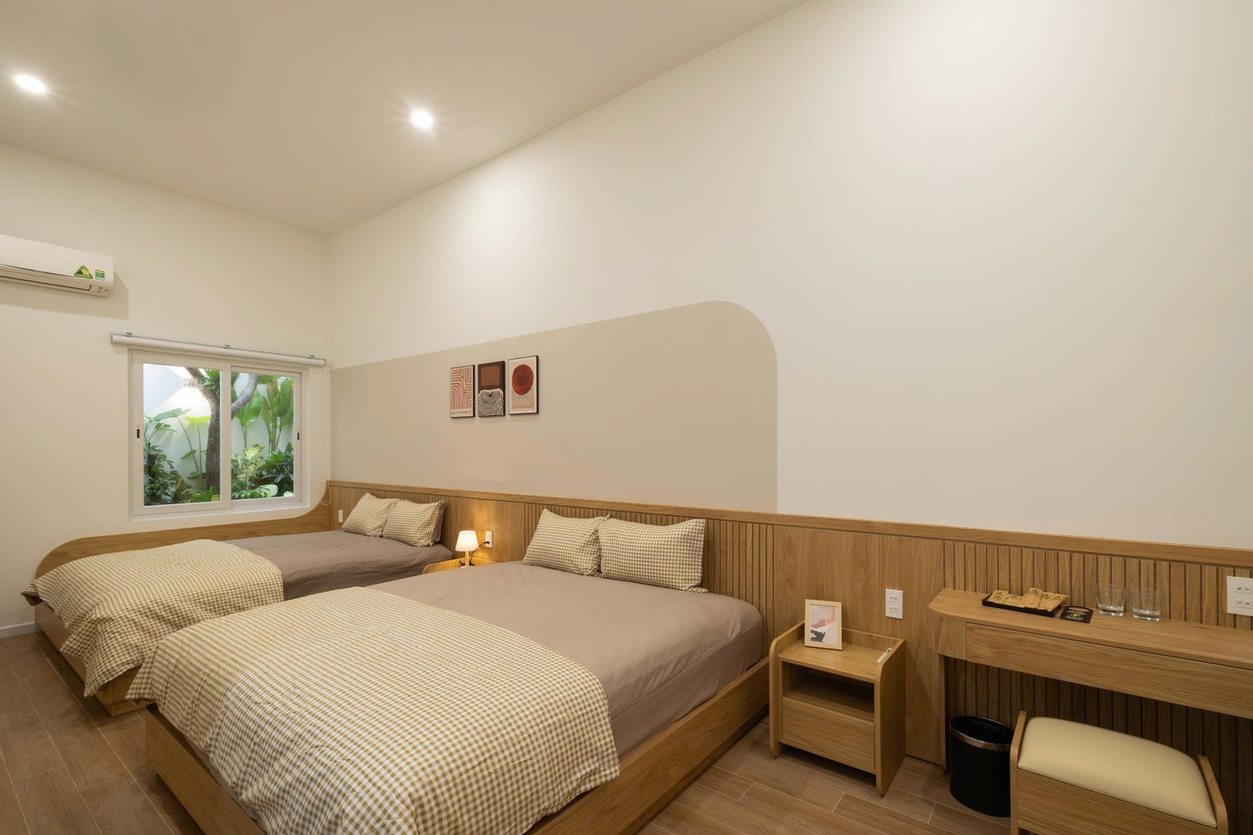 Nhà phố 2 tầng chuyển đổi chức năng với tông màu thanh lịch dễ chịu - Ảnh 14