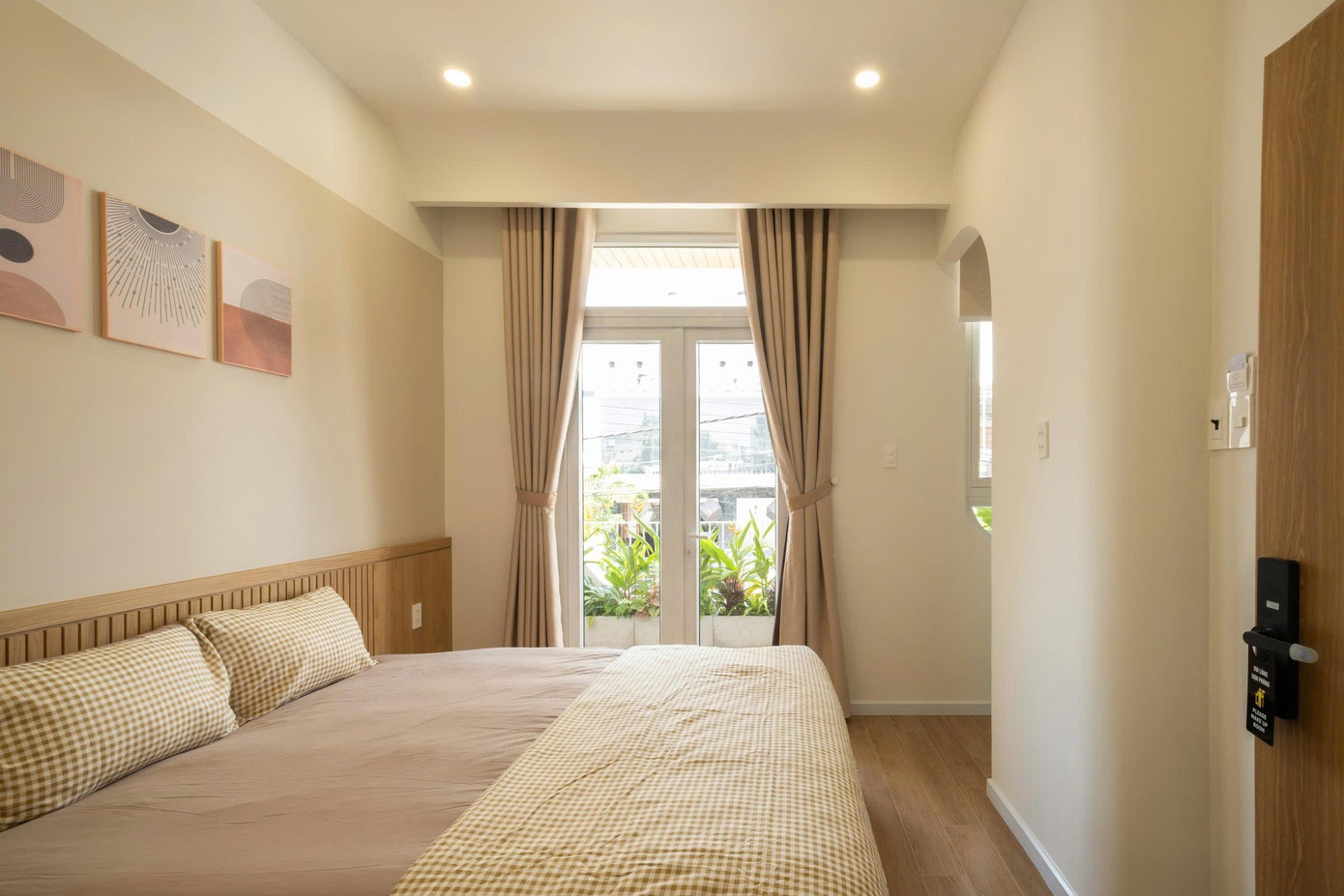 Nhà phố 2 tầng chuyển đổi chức năng với tông màu thanh lịch dễ chịu - Ảnh 18