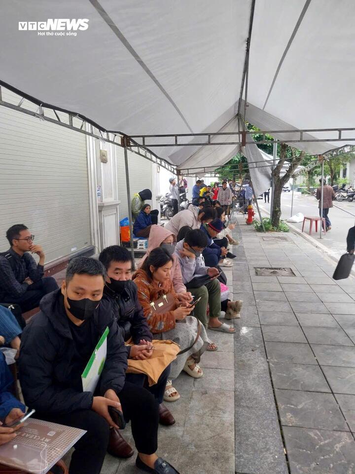 Nhà ở xã hội Đông Anh: Chủ đầu tư dựng nhà bạt cho dân xếp hàng nộp hồ sơ - Ảnh 2