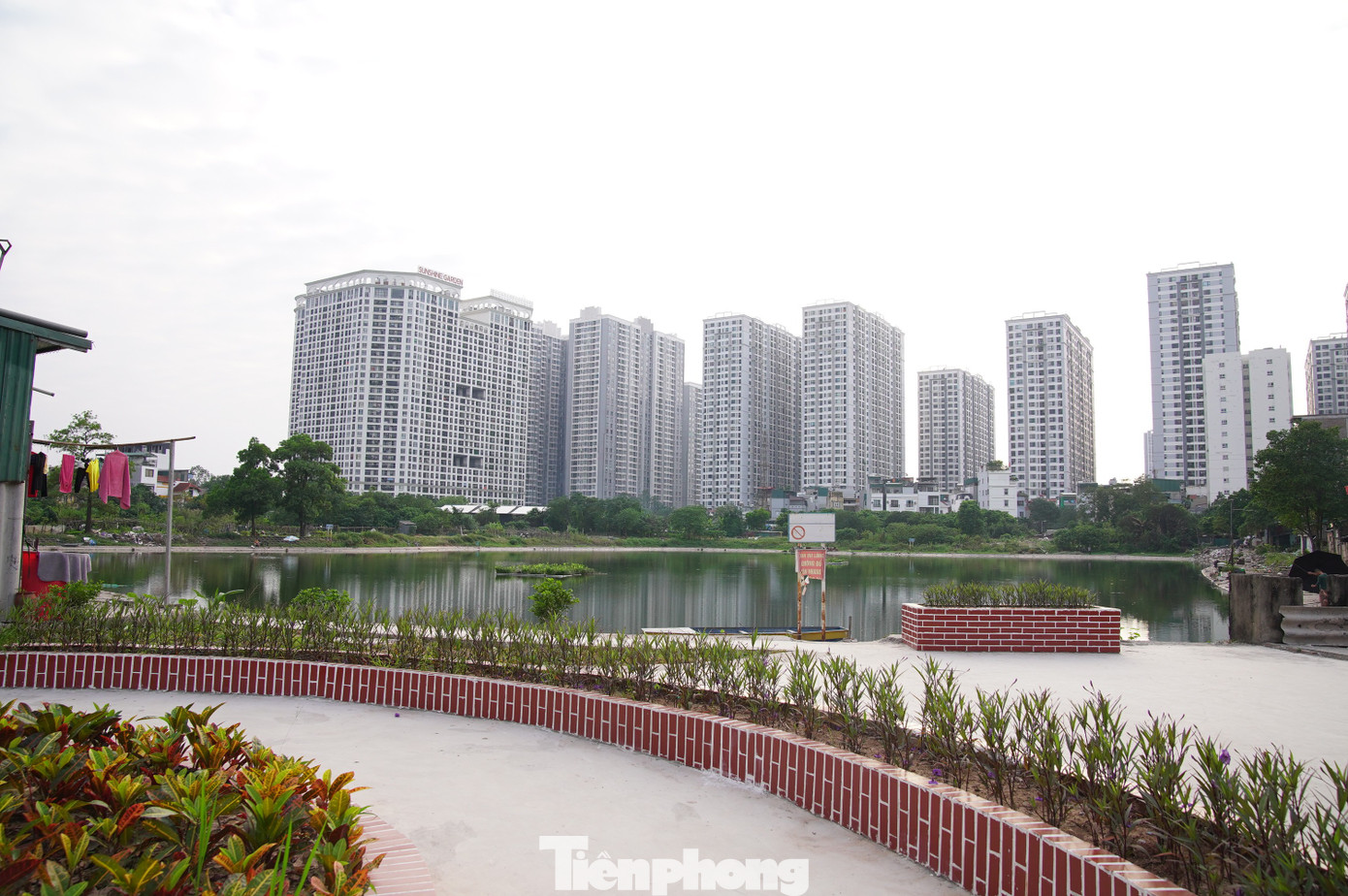 Lều lán, nhà tôn trái phép hóa vườn hoa tại khu chung cư đông đúc bậc nhất Thủ đô - Ảnh 1