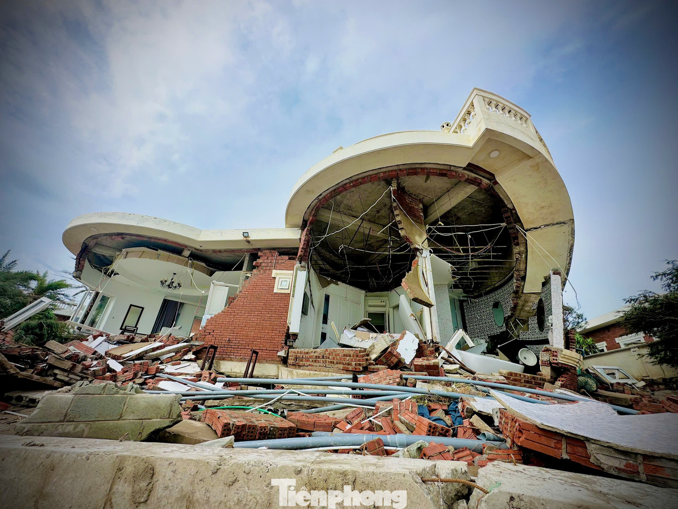 Vụ loạt villa đổ sập sau bão số 10: Chủ đầu tư dự án nói gì? - Ảnh 1