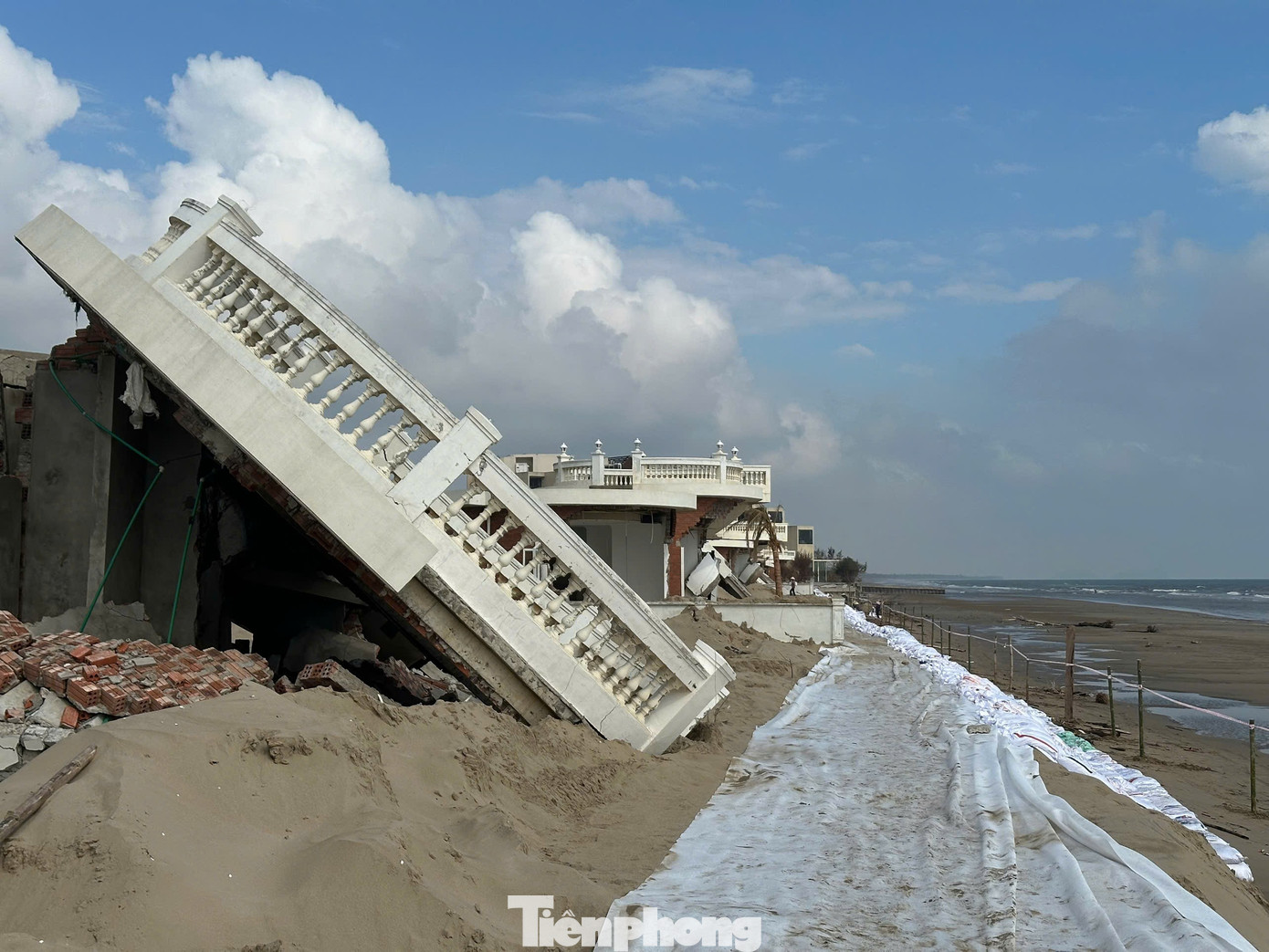 Vụ loạt villa đổ sập sau bão số 10: Chủ đầu tư dự án nói gì? - Ảnh 2