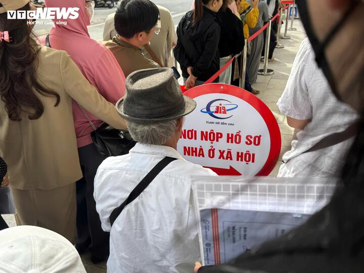 Nhà ở xã hội Đông Anh: Chủ đầu tư dựng nhà bạt cho dân xếp hàng nộp hồ sơ - Ảnh 3