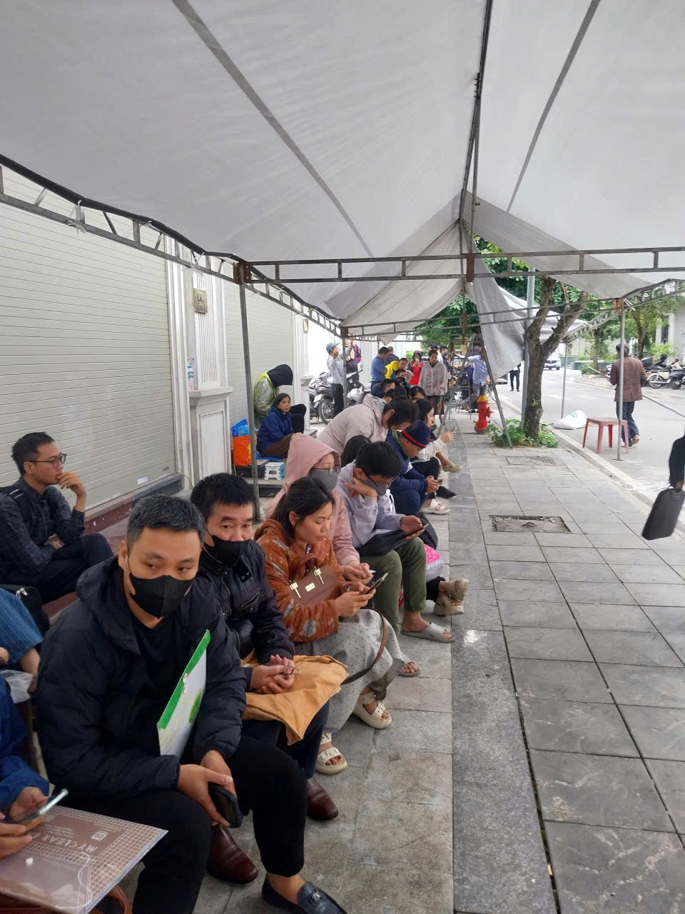 Người dân xếp hàng, tiếp tế lương khô chờ nộp hồ sơ 'săn' nhà ở xã hội - Ảnh 2