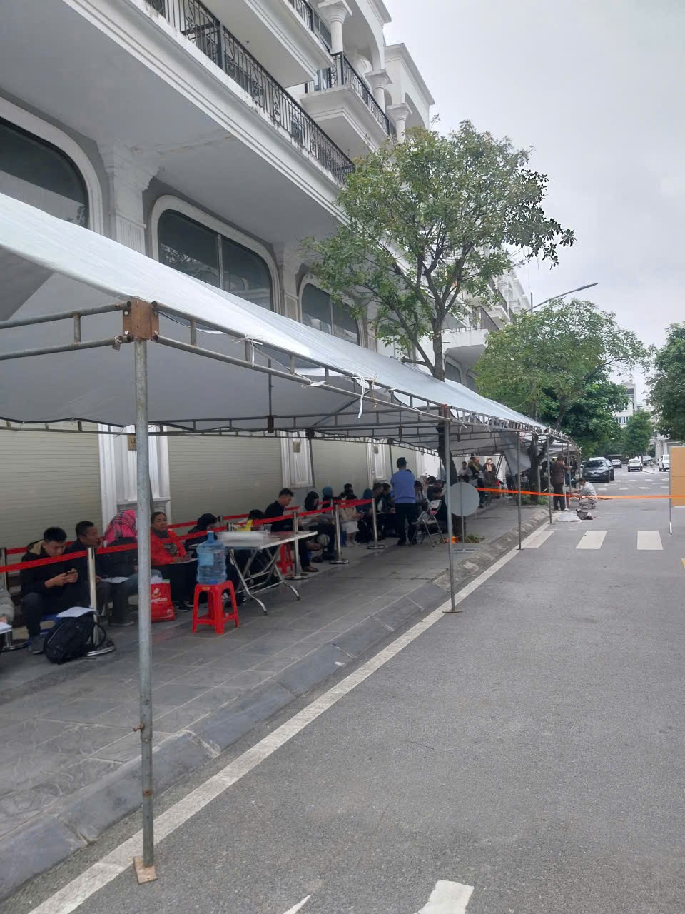 Người dân xếp hàng, tiếp tế lương khô chờ nộp hồ sơ 'săn' nhà ở xã hội - Ảnh 3