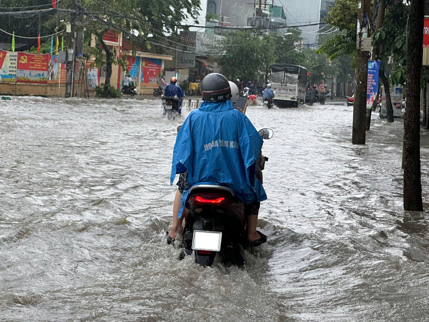 'Nỗi ám ảnh' sau mưa của người dân TPHCM những ngày qua - Ảnh 1