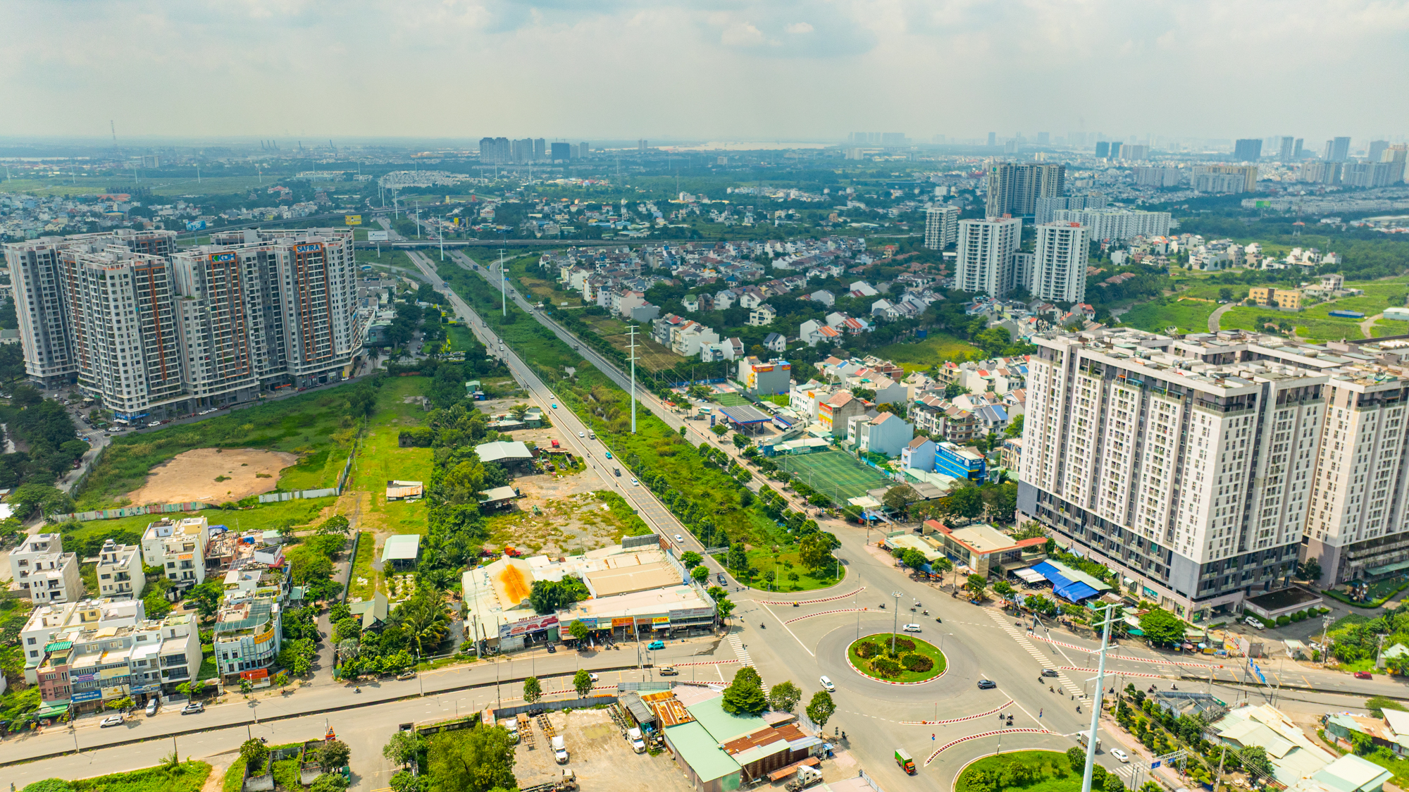 TP.HCM: Đoạn đường dài 8 km nhưng có hơn 10.000 căn hộ chung cư, nối cảng lớn nhất với sân bay rộng nhất Việt Nam - Ảnh 2