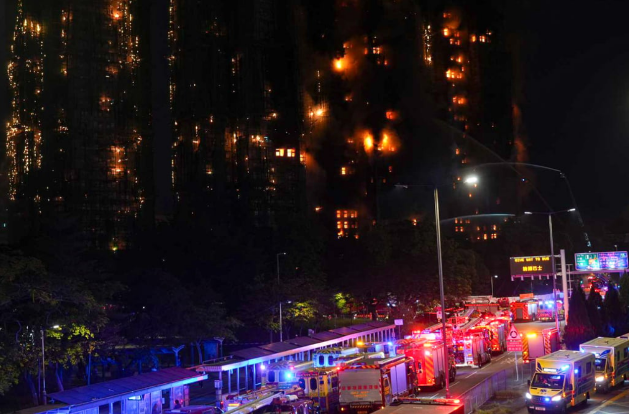 Cháy lớn ở Hồng Kông - Trung Quốc: Khói lửa bao trùm 8 tòa nhà, thương vong tăng nhanh - Ảnh 8