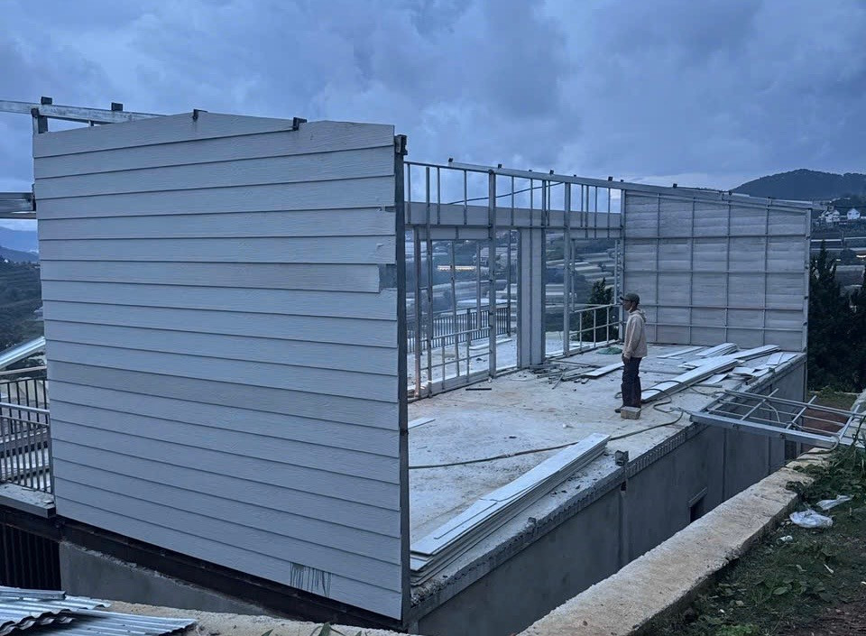 Lâm Đồng cưỡng chế 9 công trình xây dựng trái phép trên đất nông, lâm nghiệp - Ảnh 1