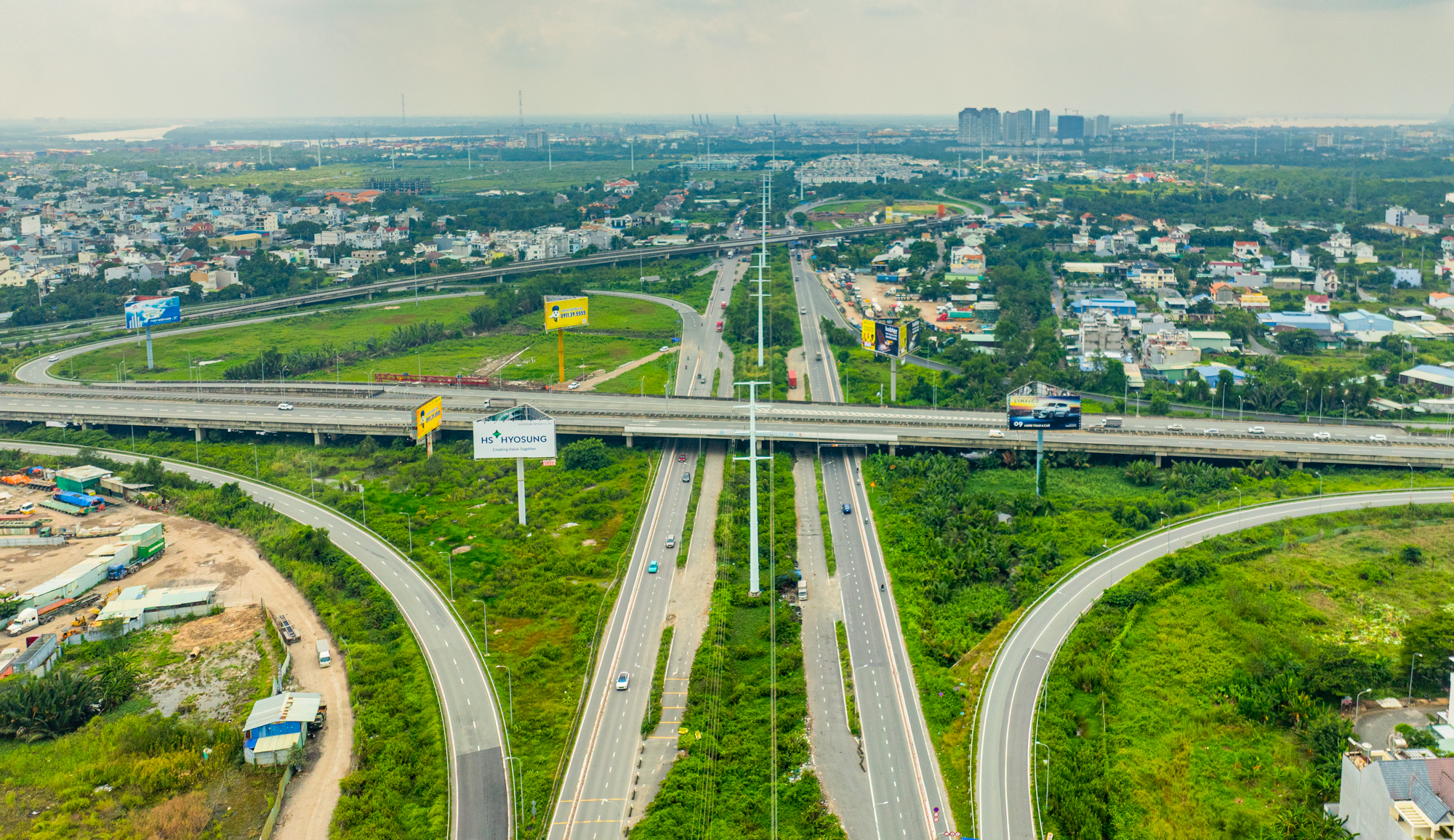 TP.HCM: Đoạn đường dài 8 km nhưng có hơn 10.000 căn hộ chung cư, nối cảng lớn nhất với sân bay rộng nhất Việt Nam - Ảnh 4