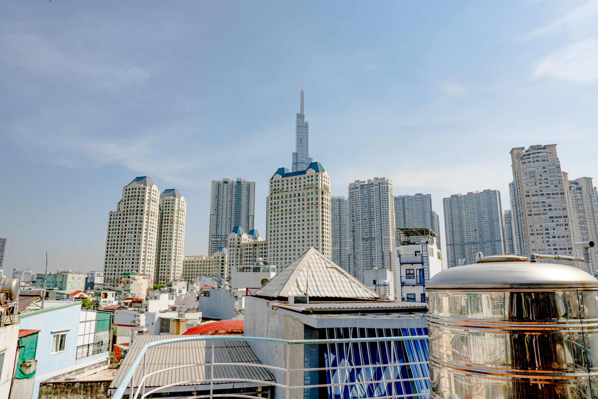 Toà tháp biểu tượng khiến cho căn nhà nào nhìn thấy nó cũng đều tăng giá - Ảnh 4