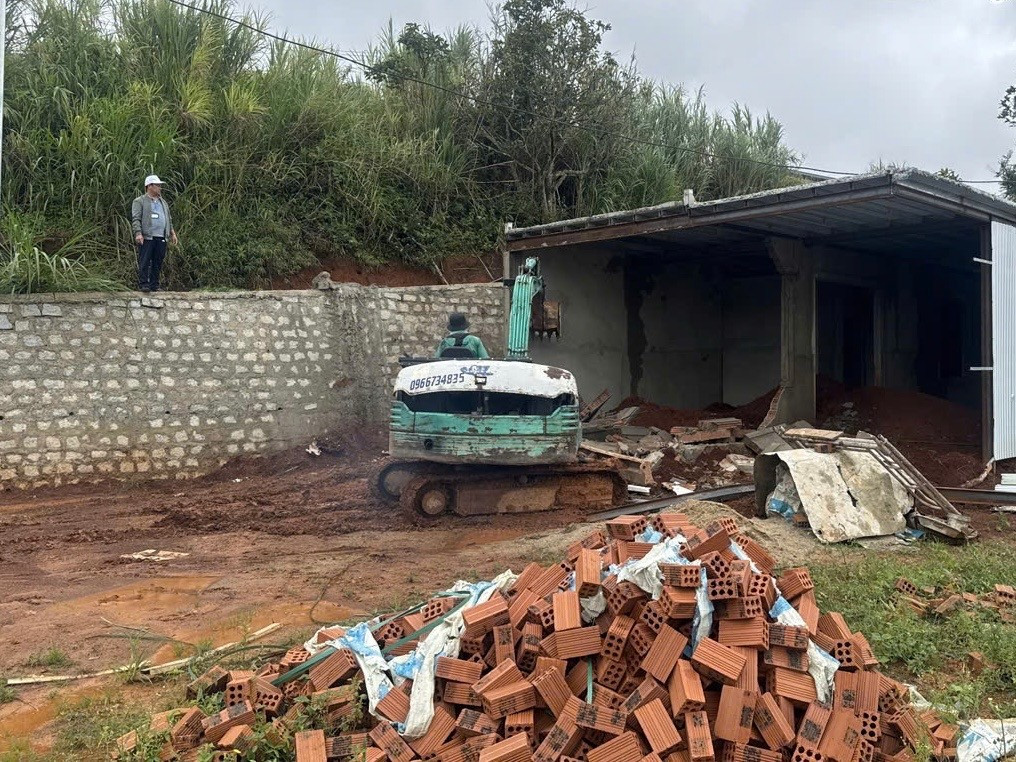 Lâm Đồng cưỡng chế 9 công trình xây dựng trái phép trên đất nông, lâm nghiệp - Ảnh 2