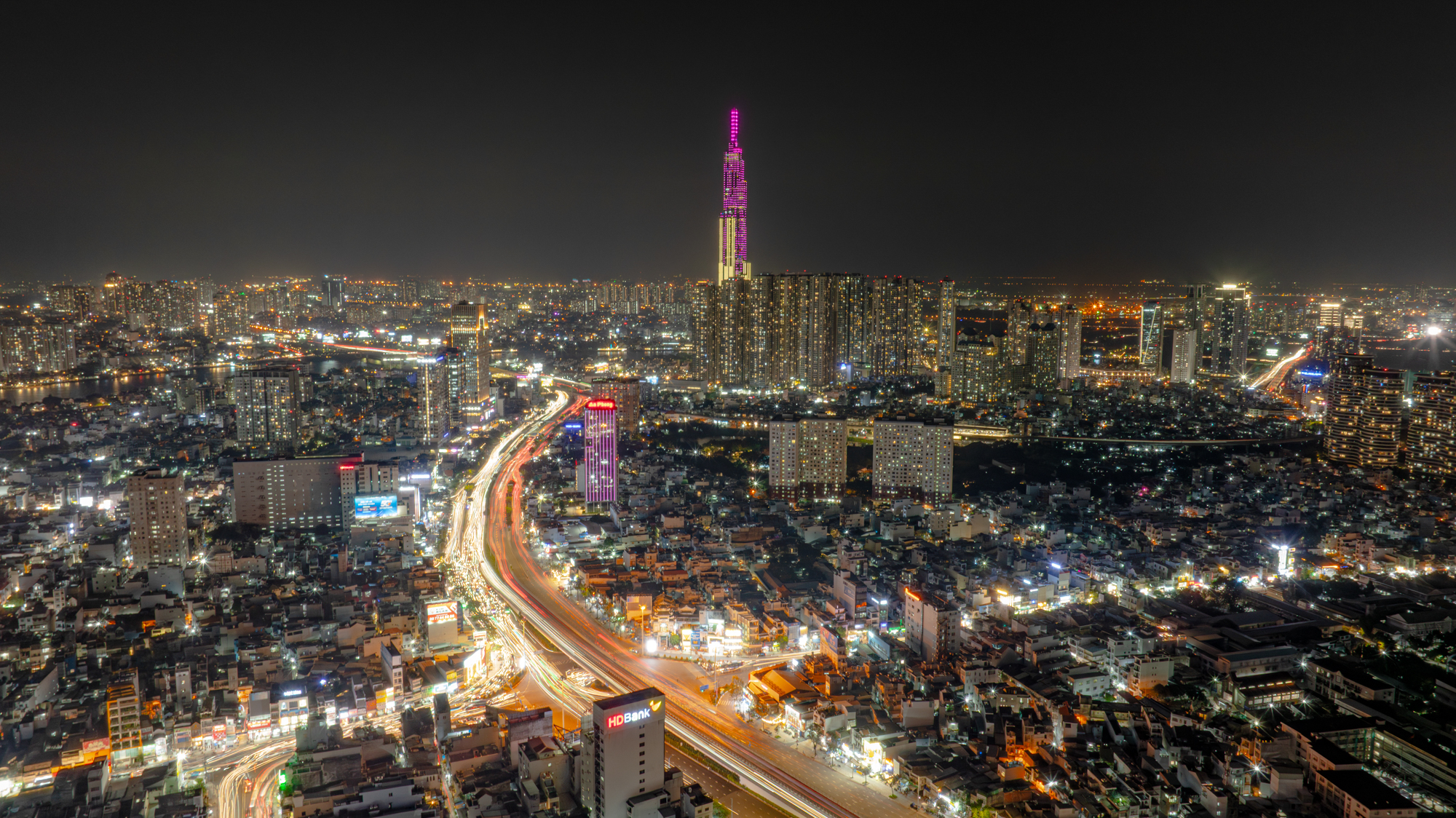 Toà tháp biểu tượng khiến cho căn nhà nào nhìn thấy nó cũng đều tăng giá - Ảnh 5