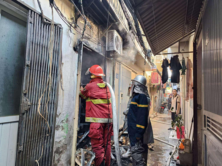 Cháy căn hộ khu tập thể cũ ở Hà Nội, khói lửa bốc ngùn ngụt - Ảnh 3