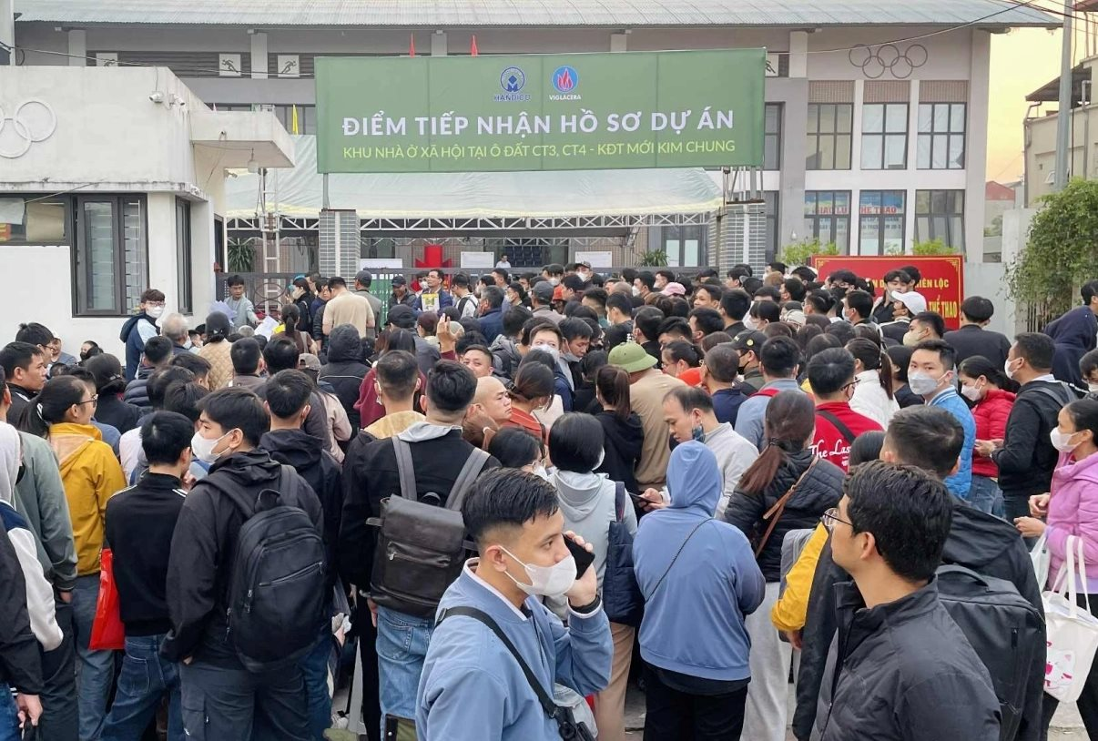 Người dân xếp hàng xuyên đêm mua nhà ở xã hội, chuyên gia hiến kế số hoá ngay - Ảnh 1