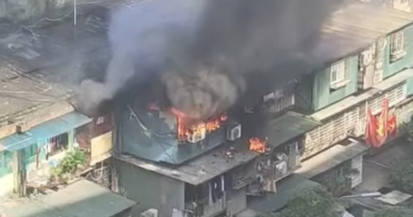 Cháy căn hộ khu tập thể cũ ở Hà Nội, khói lửa bốc ngùn ngụt