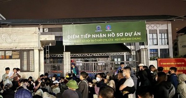 Vật vã thức xuyên đêm chờ nộp hồ sơ mua nhà xã hội ở Hà Nội