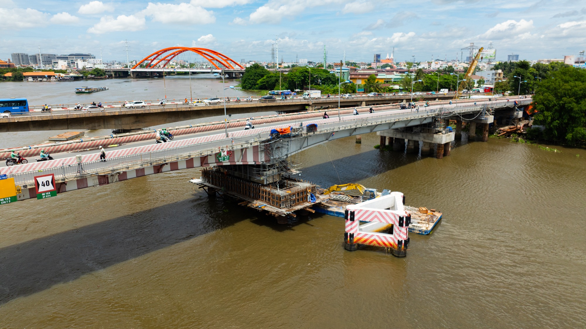 Một tháng thần tốc: Cầu 11.000 tấn được nâng lên 1,08m nhờ 100 "người khổng lồ thép" làm chủ công nghệ phức tạp, tạo kỳ tích chưa từng có tiền lệ ở Việt Nam - Ảnh 1