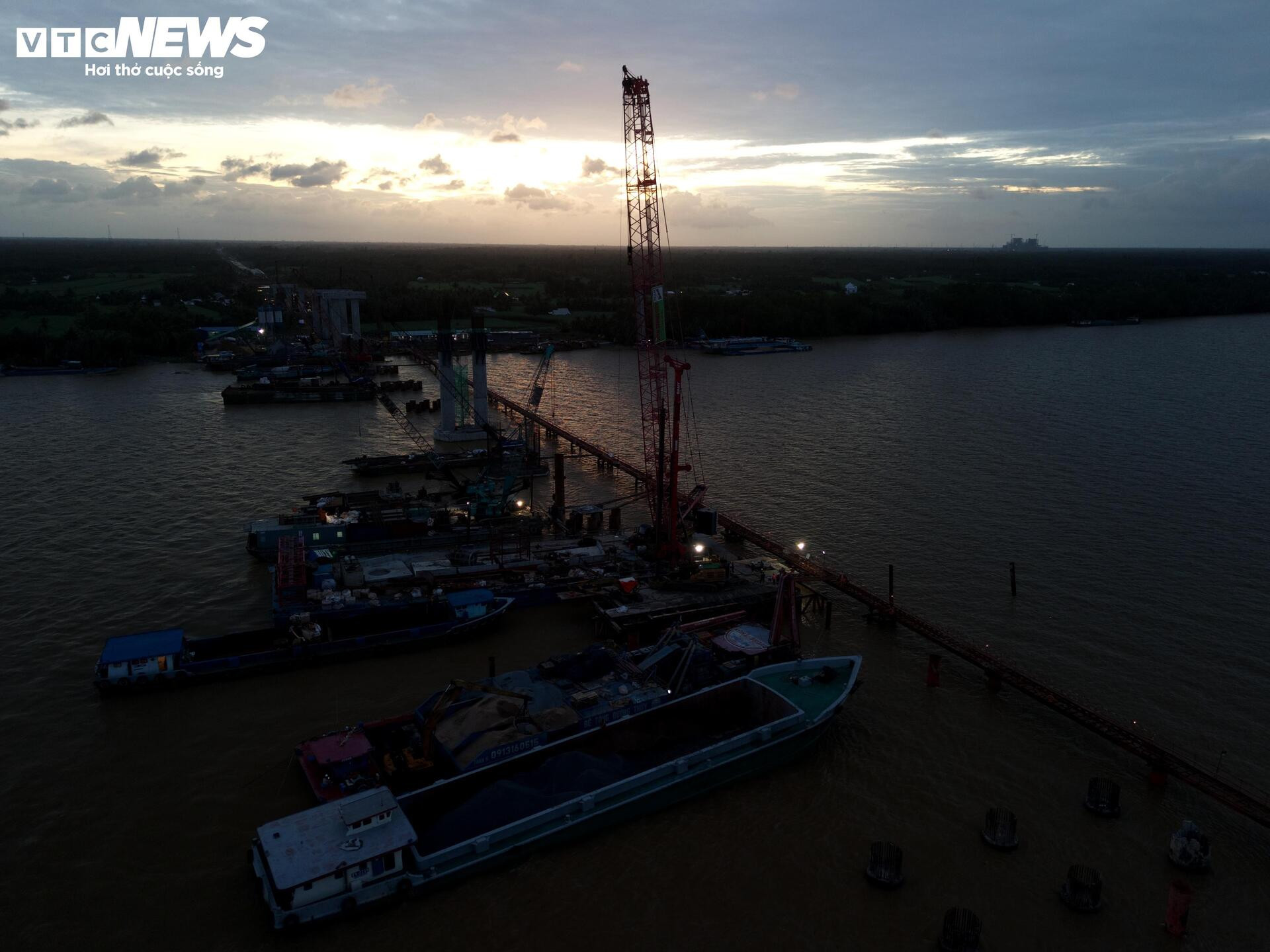 Xuyên đêm thi công cầu nối Cần Thơ - Vĩnh Long - Ảnh 8