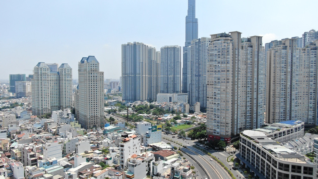 Loạt tuyến phố ở TPHCM 'gánh' hàng trăm tòa chung cư - Ảnh 2