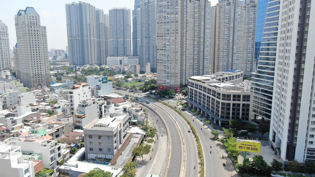 Loạt tuyến phố ở TPHCM 'gánh' hàng trăm tòa chung cư - Ảnh 1