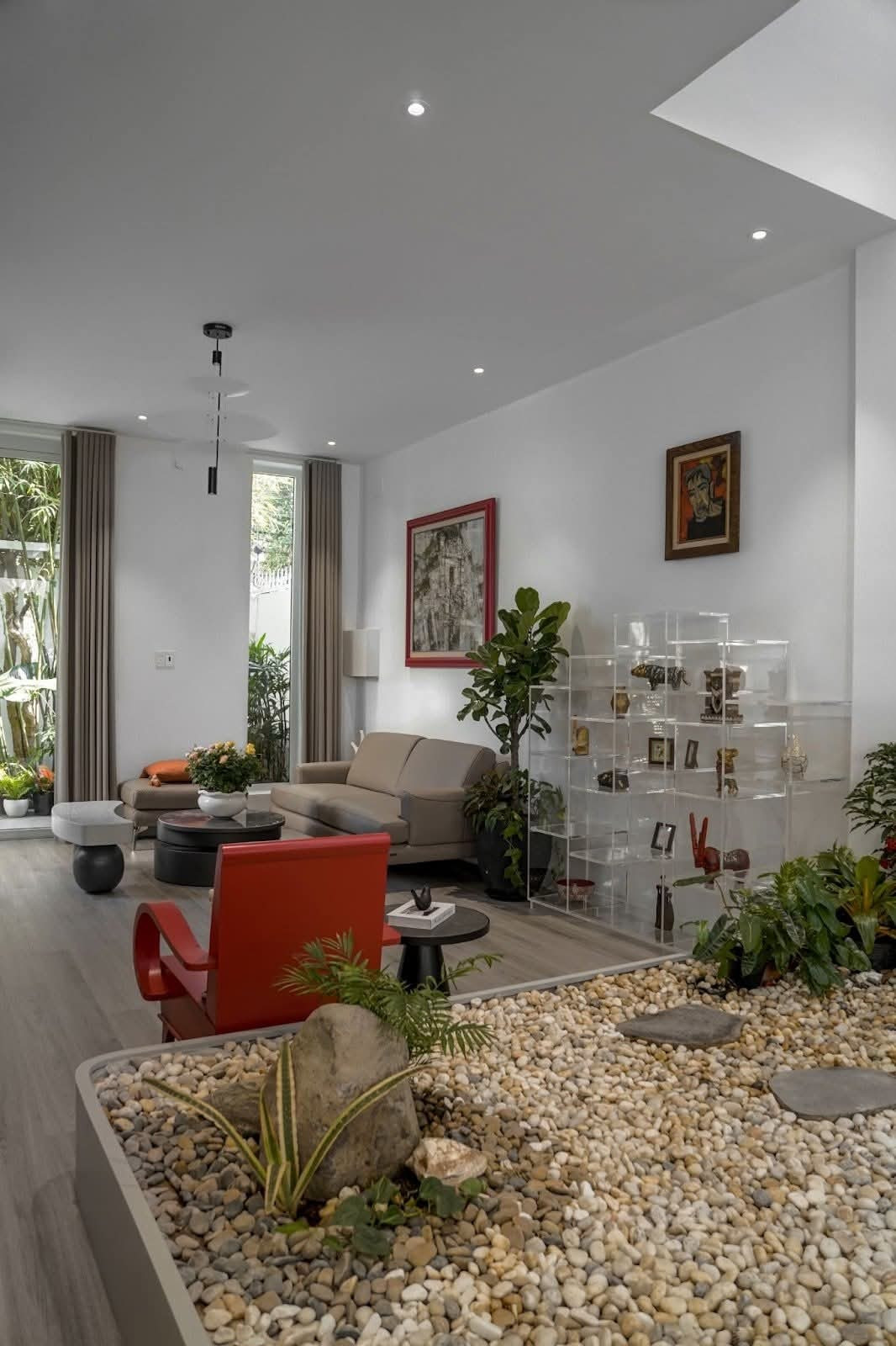 Nhà 3 tầng như villa nghỉ dưỡng giữa phố - Ảnh 2