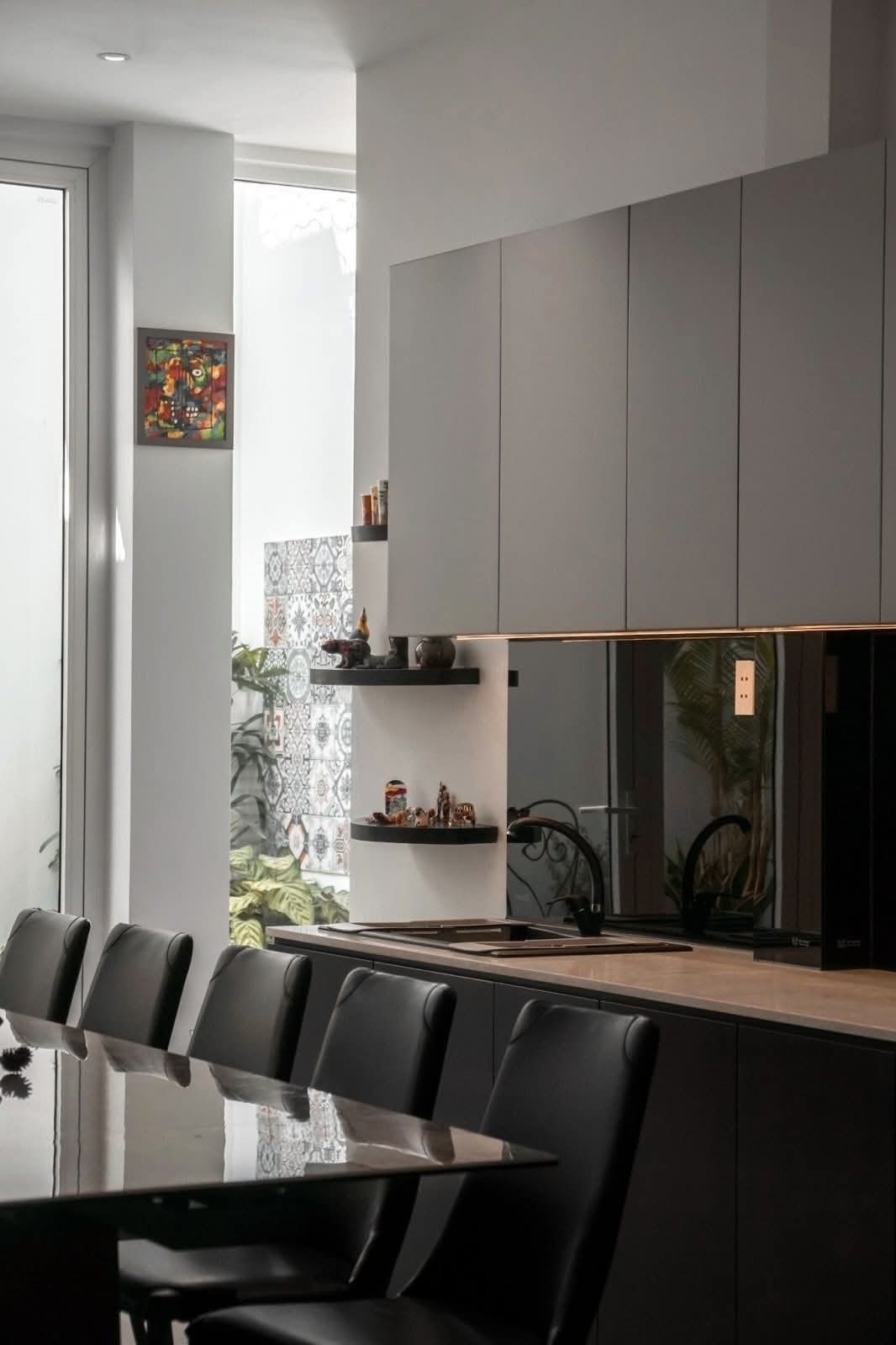 Nhà 3 tầng như villa nghỉ dưỡng giữa phố - Ảnh 7