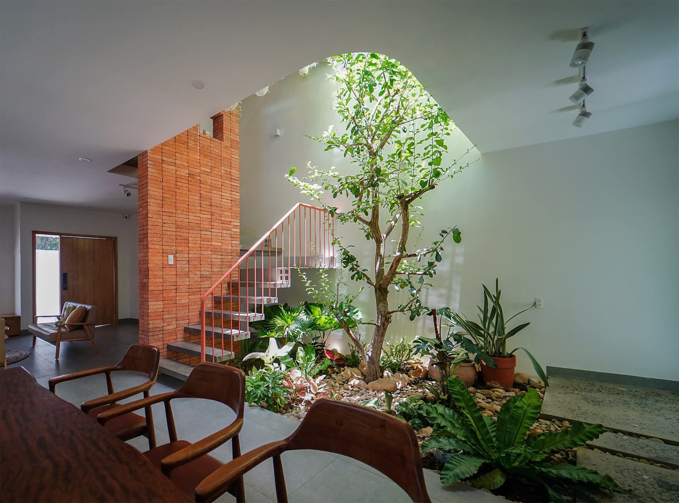 Nhà phố 2,5 tầng tràn ngập ánh sáng tự nhiên - Ảnh 7