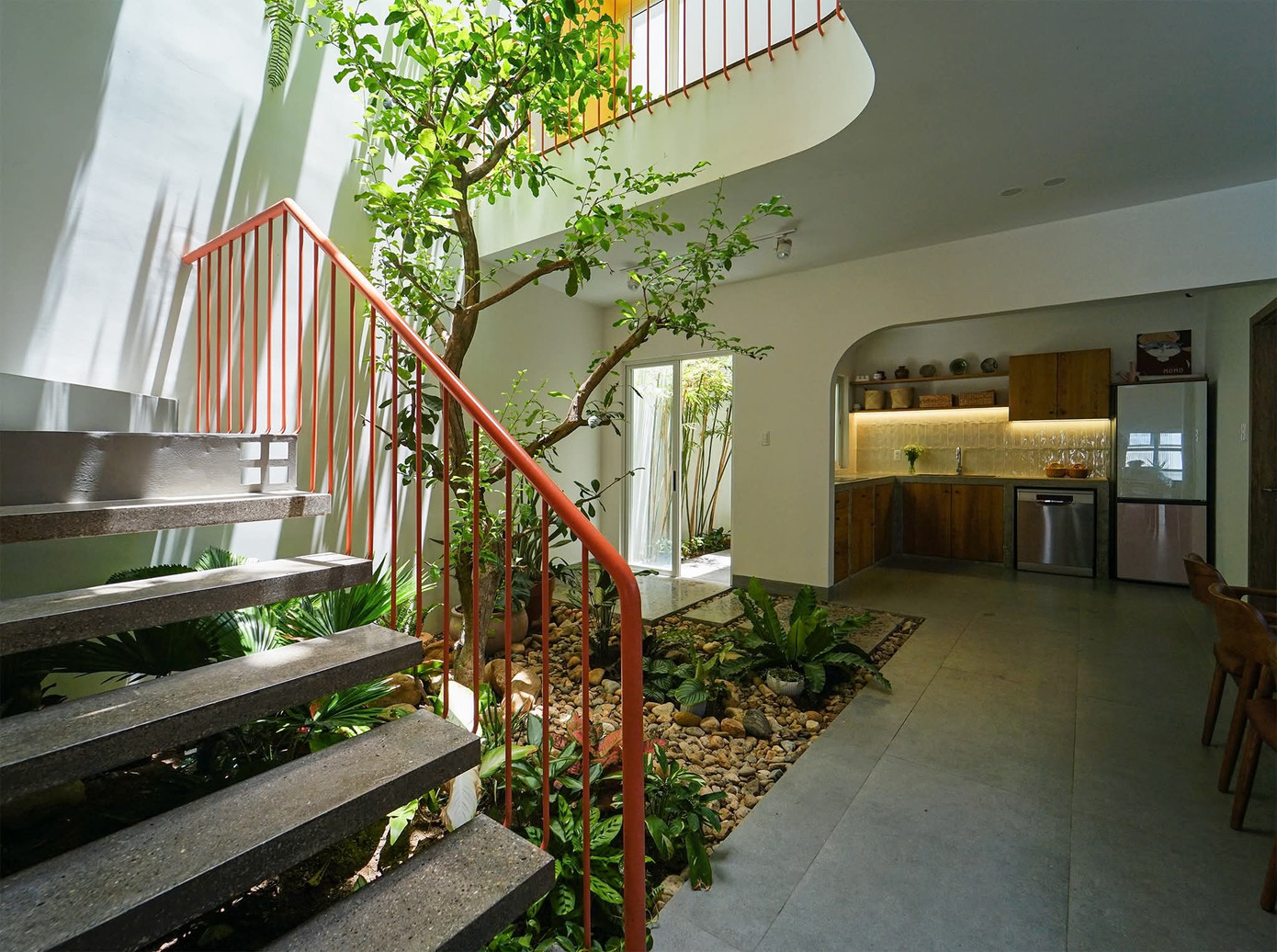 Nhà phố 2,5 tầng tràn ngập ánh sáng tự nhiên - Ảnh 6