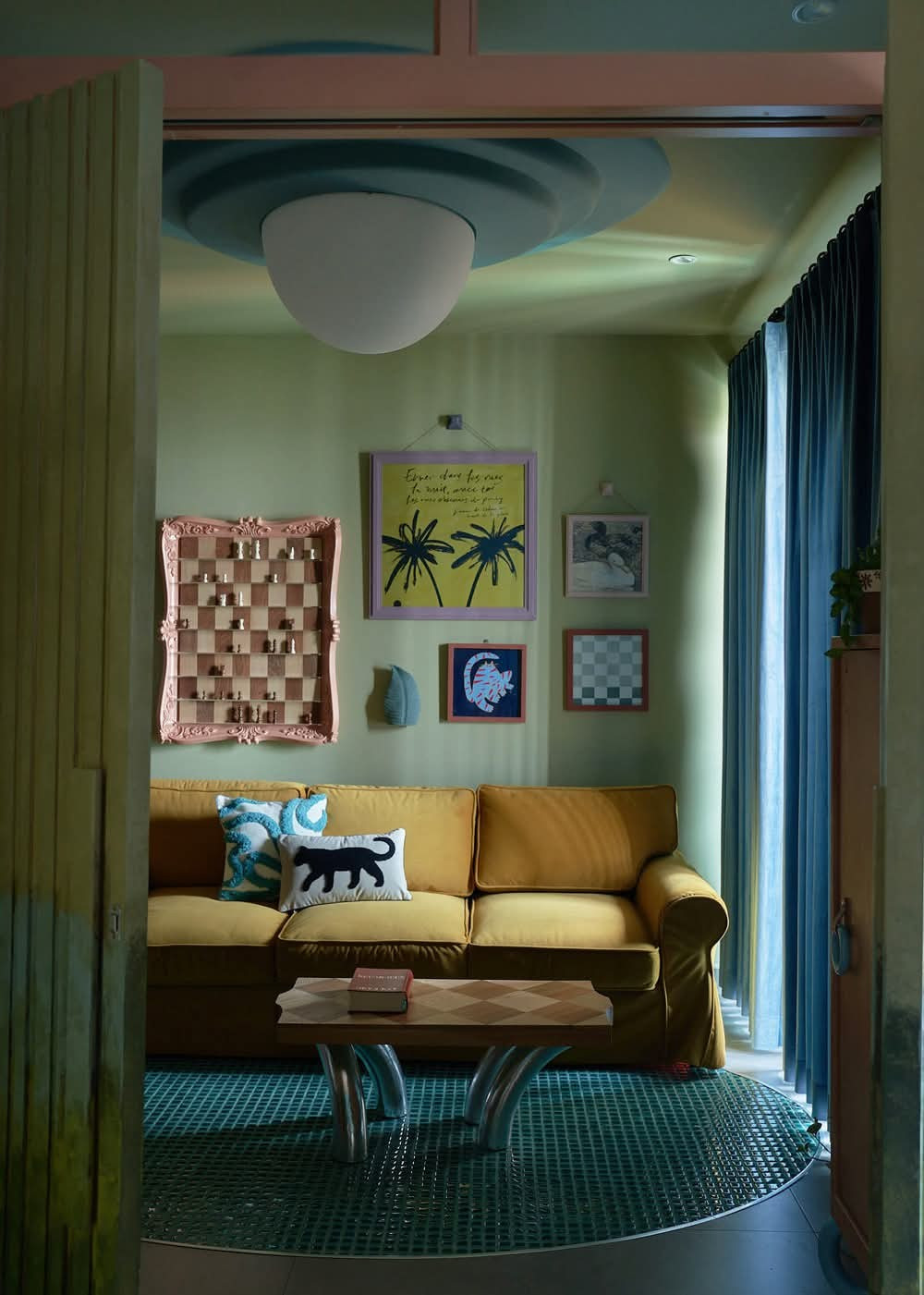 Căn hộ 53m2 rực rỡ màu sắc như thế giới hoạt hình - Ảnh 1