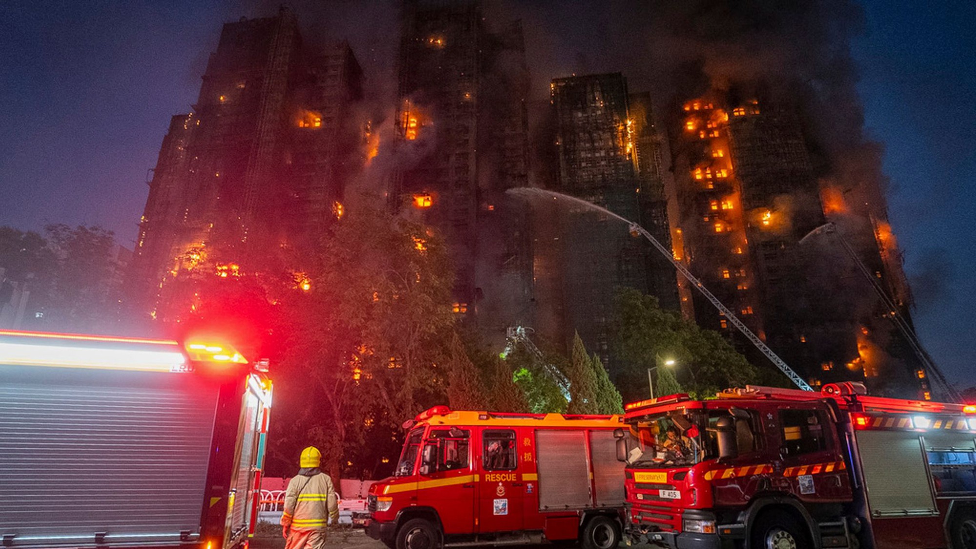 Cháy lớn ở Hồng Kông - Trung Quốc: Khói lửa bao trùm 8 tòa nhà, thương vong tăng nhanh - Ảnh 6