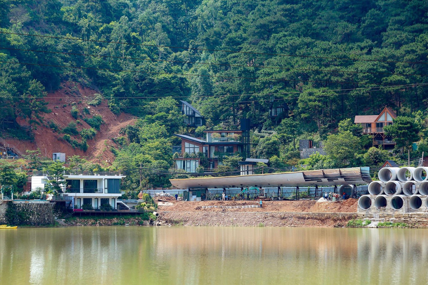 Lấn chiếm hồ Hà Nội: Các xã, phường chưa thực hiện chỉ đạo xử lý vi phạm - Ảnh 2