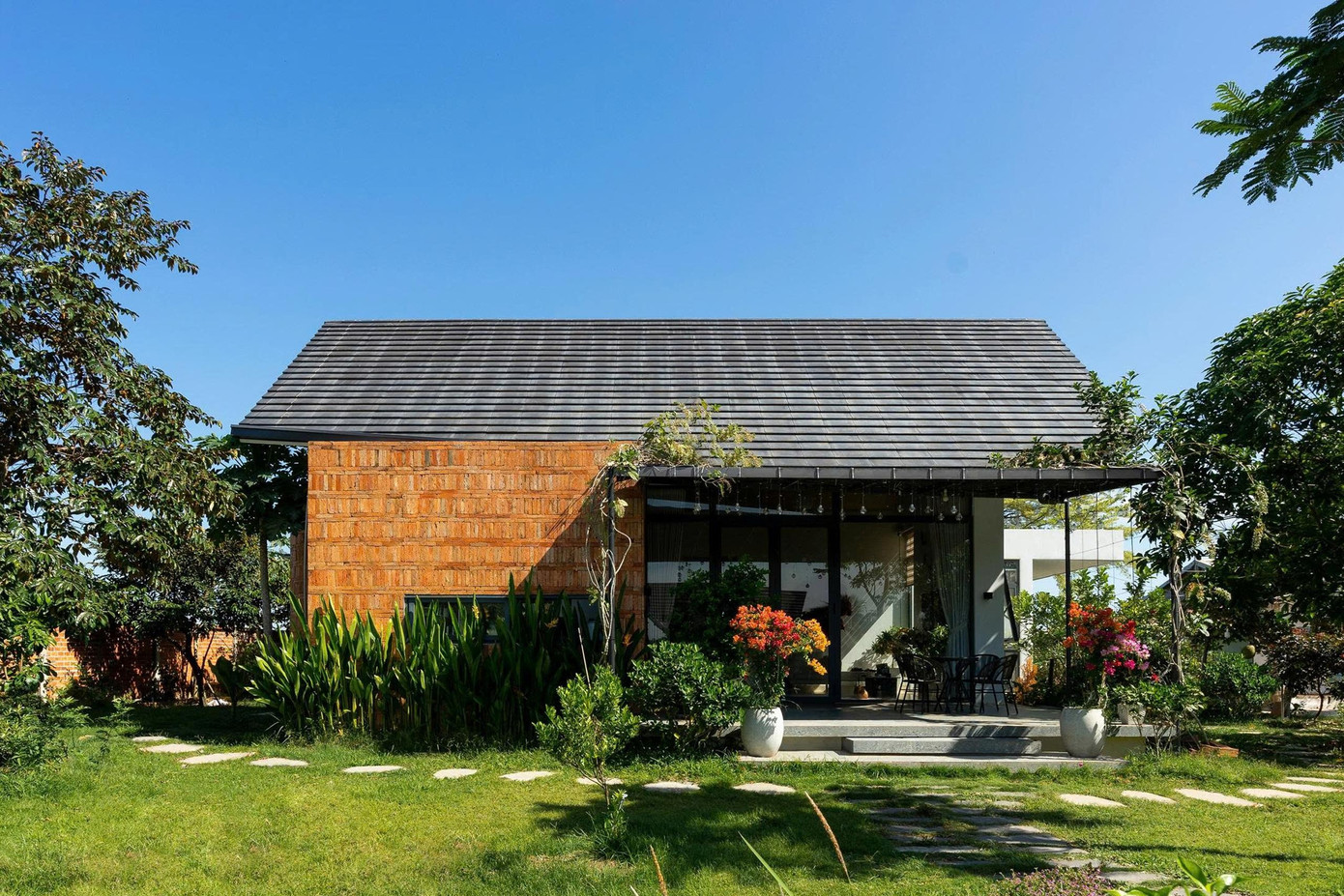 Nhà mái dốc 160m2 giữa cánh đồng lúa đẹp như tranh vẽ - Ảnh 2