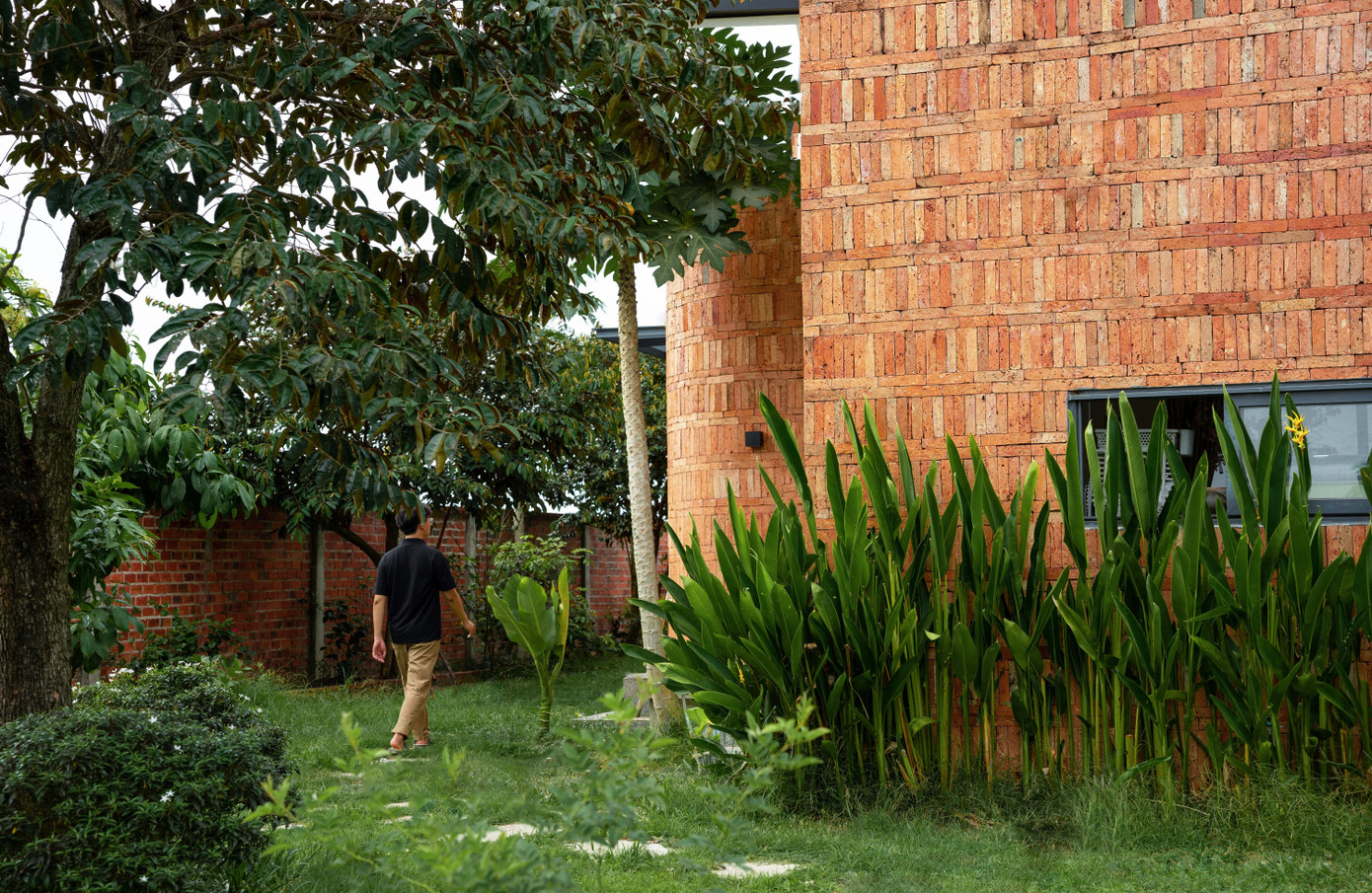 Nhà mái dốc 160m2 giữa cánh đồng lúa đẹp như tranh vẽ - Ảnh 5