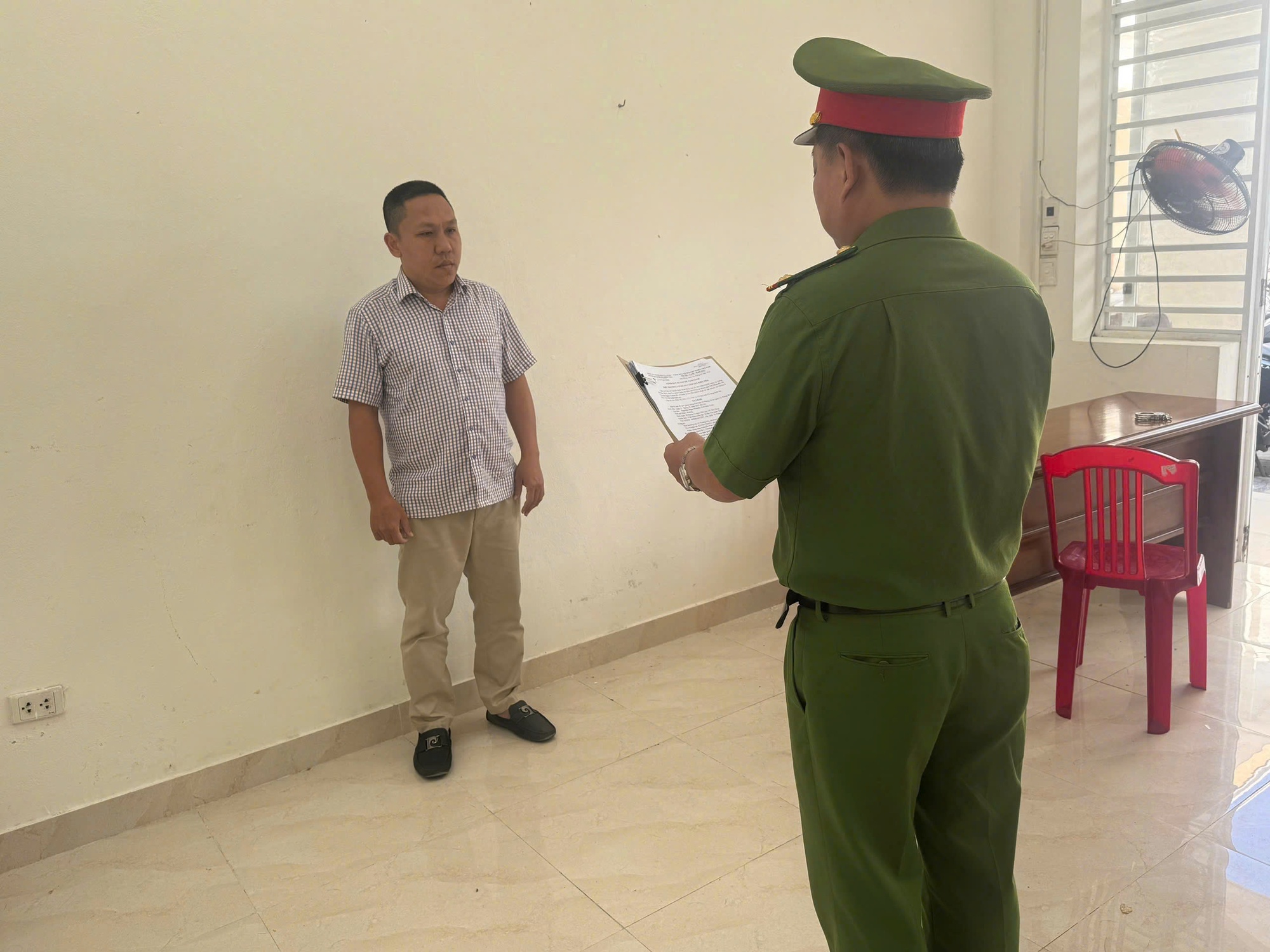 Bắt đối tượng tự xưng Tổng giám đốc bán 'dự án ma' lừa đảo gần 6 tỷ đồng - Ảnh 1