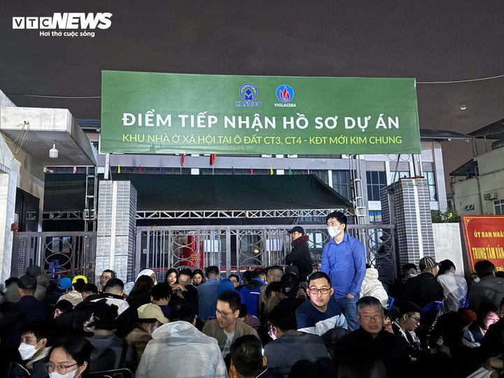 Vật vã thức xuyên đêm chờ nộp hồ sơ mua nhà xã hội ở Hà Nội - Ảnh 3