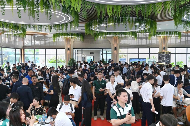 Hơn 1200 người tham dự sự kiện Khai trương Sales Gallery A&T Saigon Riverside - Ảnh 1