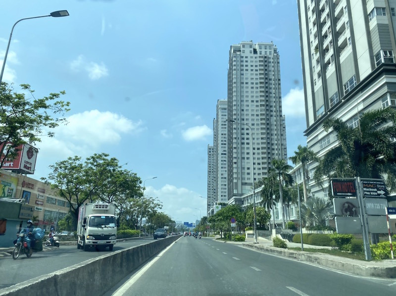 Loạt tuyến phố ở TPHCM 'gánh' hàng trăm tòa chung cư - Ảnh 15