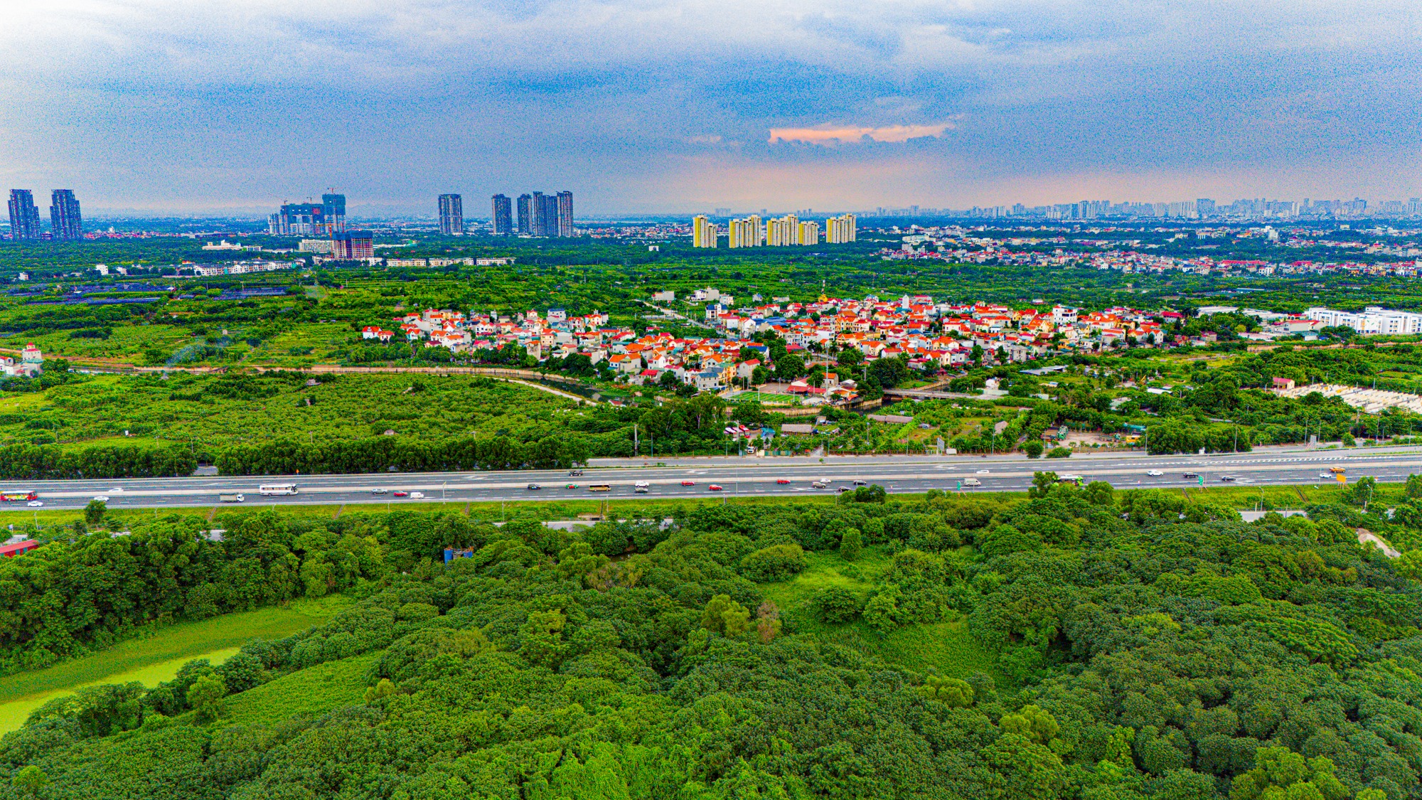 Quá nhanh: Siêu dự án đại lộ 338.000 tỷ đồng vẽ nên "kỳ tích sông Hồng", quy tụ Đèo Cả, Văn Phú, MIK Group... muốn tham gia sẽ khởi công ngày 19/12 - Ảnh 1